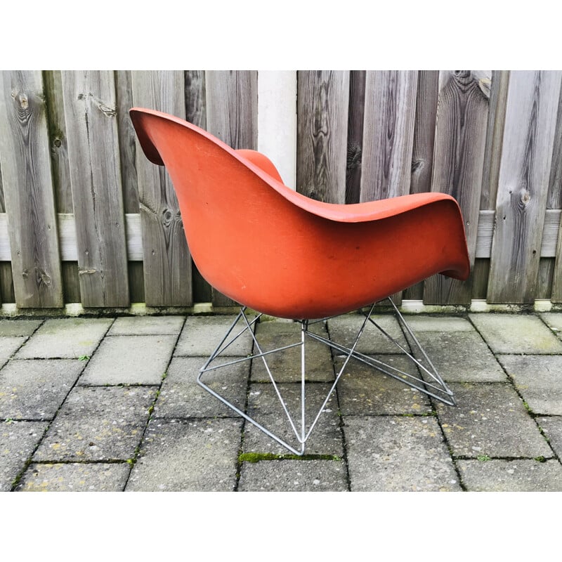 Chaise Vintage LAR en fibre de verre par Charles & Ray Eames en fibre de verre orange. 1970