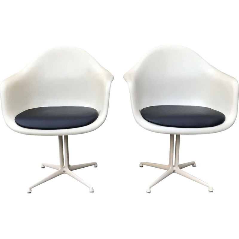 Vintage pair of DAL La Fonda parchment fibreglass armchair by Charles & Ray Eames for Herman Miller 1970s