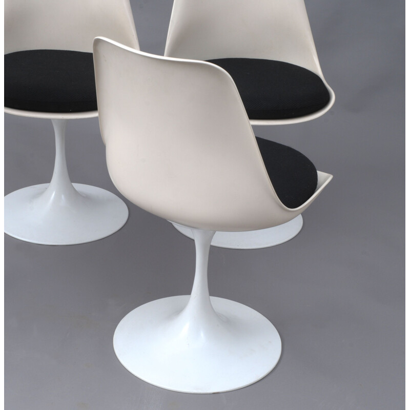 Set of 4 vintage Tulip chair designed by Eero Saarinen