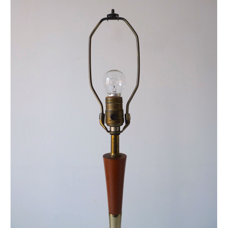 Lámpara de mesa vintage de latón y nogal por Tony Paul para Westwood Industries, 1950