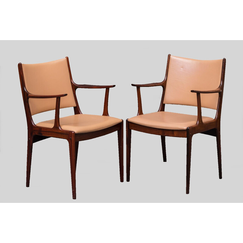 Paire de fauteuils en palissandre par Johannes Andersen, Inc