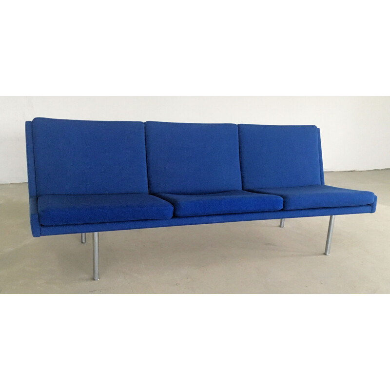 Vintage vliegveldbank in originele blauwe stof van Hans J. Wegner voor A.P. 1960