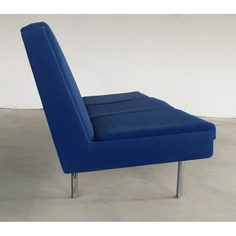 Vintage vliegveldbank in originele blauwe stof van Hans J. Wegner voor A.P. 1960