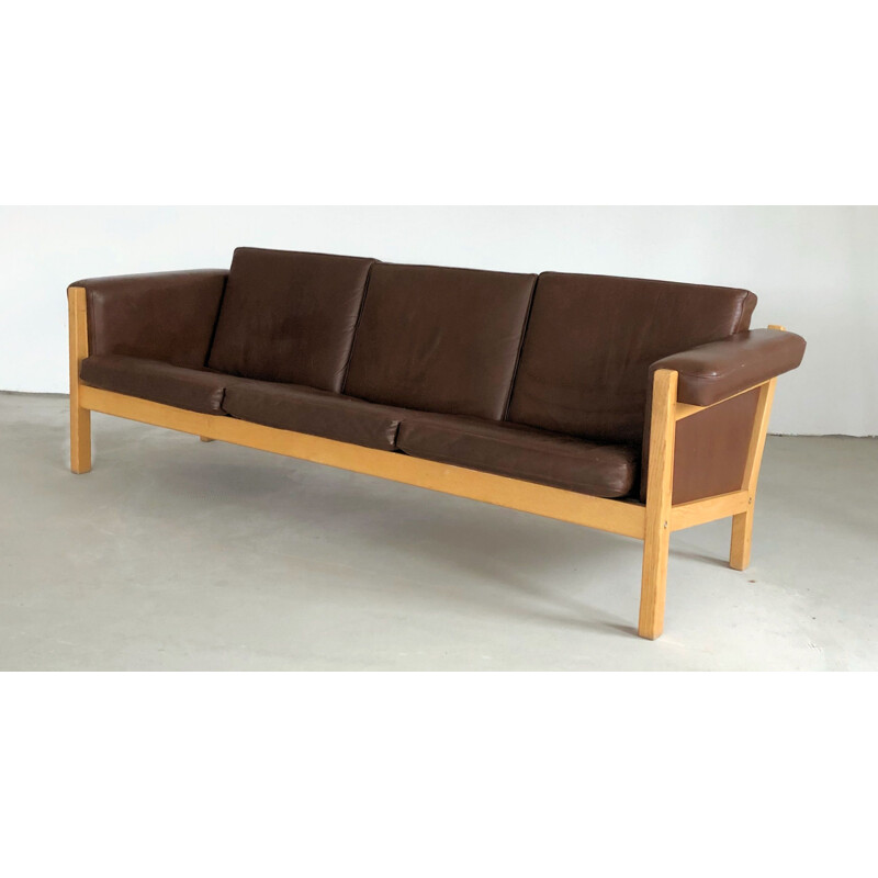 Canapé danois vintage à  3 places en chêne et cuir brun de Hans J. Wegner pour GETAMA 1960