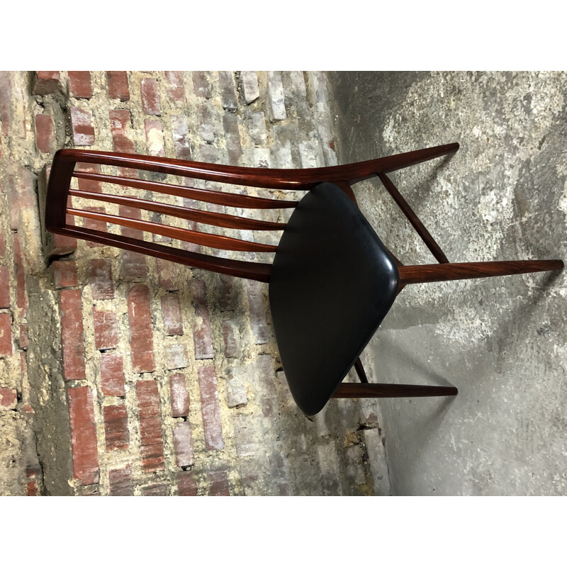 Suite de 4 chaises vintage scandinaves en simili cuir noir de Niels Kofeds 