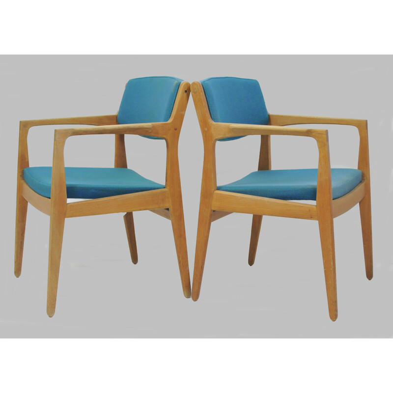 Pareja de sillones vintage de roble Erik Buch restaurados por Orum Mobler, Inc.