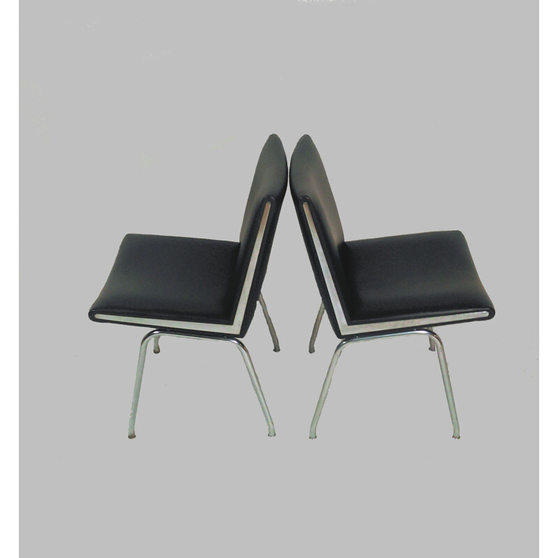Suite de quatre chaises de salon d'aéroport vintage en noir Hans J. Wegner par A.P, Denmark 1958