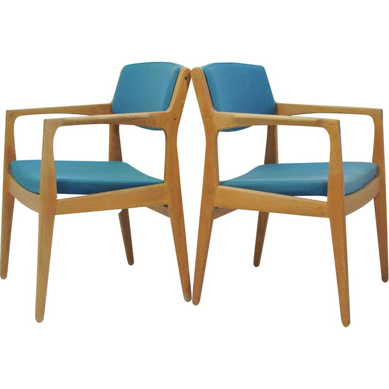 Pareja de sillones vintage de roble Erik Buch restaurados por Orum Mobler, Inc.