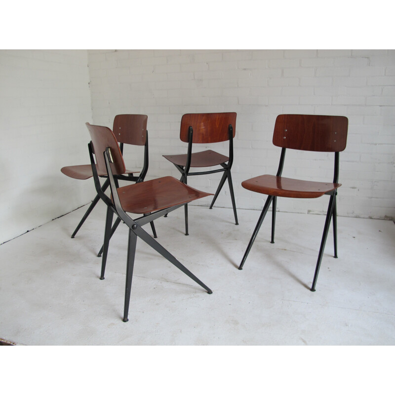 Ensemble de 4 chaises industrielles Marko en bois et acier foncé - 1960