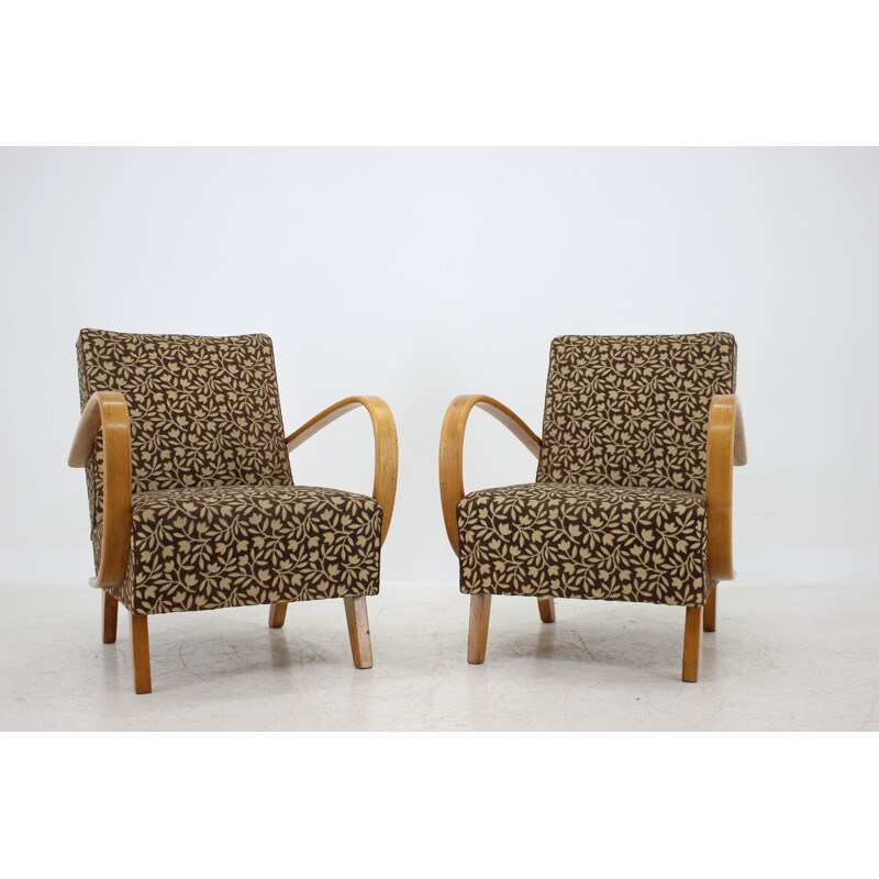 Pareja de sillones vintage de madera en tela diseñados por Jindřich Halabala, Checoslovaquia 1960.