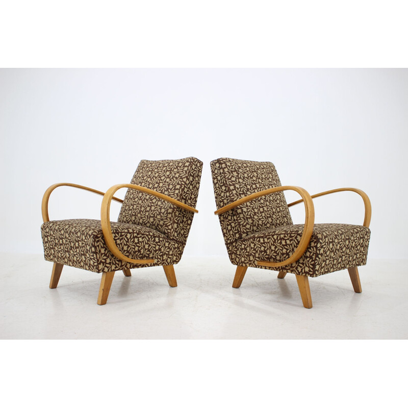 Pareja de sillones vintage de madera en tela diseñados por Jindřich Halabala, Checoslovaquia 1960.