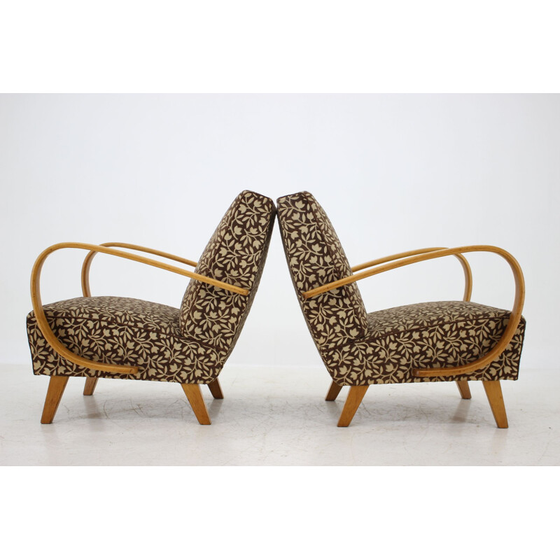 Pareja de sillones vintage de madera en tela diseñados por Jindřich Halabala, Checoslovaquia 1960.