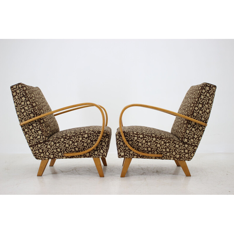 Pareja de sillones vintage de madera en tela diseñados por Jindřich Halabala, Checoslovaquia 1960.