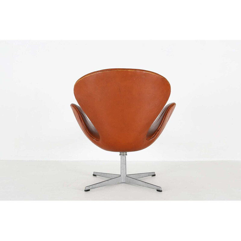 Vintage swan chair by Arne Jacobsen, 1960 