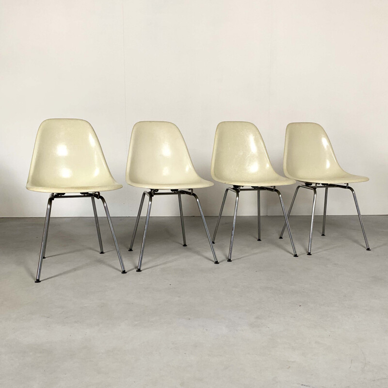 Ensemble de 4 chaises DSW vintage en fibre de verre de Charles et Ray Eames pour Herman Miller, 1980