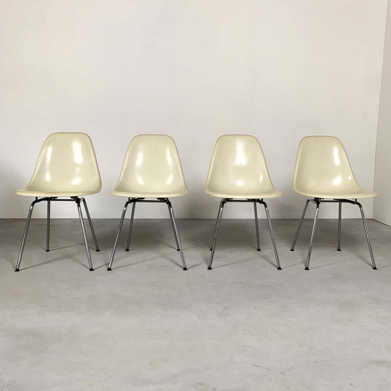 Set of 4 fiberglass vintage DSW chairs by Charles and Ray Eames for Herman Miller, 1980s