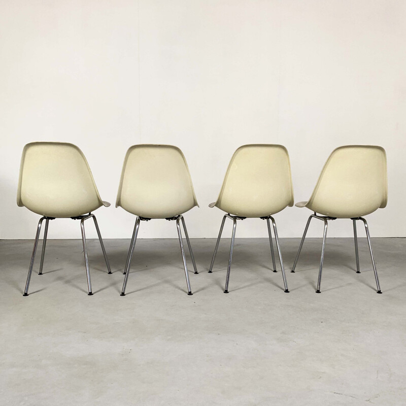 Ensemble de 4 chaises DSW vintage en fibre de verre de Charles et Ray Eames pour Herman Miller, 1980