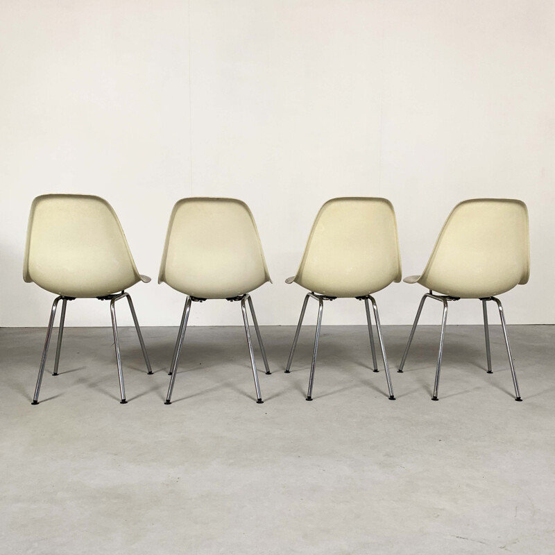 Set of 4 fiberglass vintage DSW chairs by Charles and Ray Eames for Herman Miller, 1980s