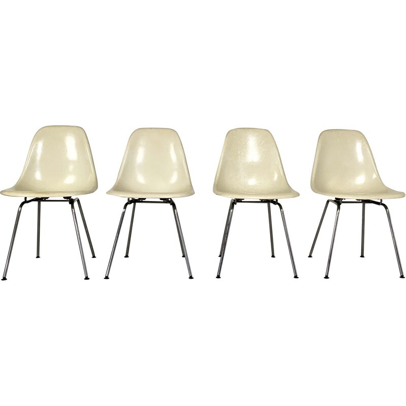 Ensemble de 4 chaises DSW vintage en fibre de verre de Charles et Ray Eames pour Herman Miller, 1980