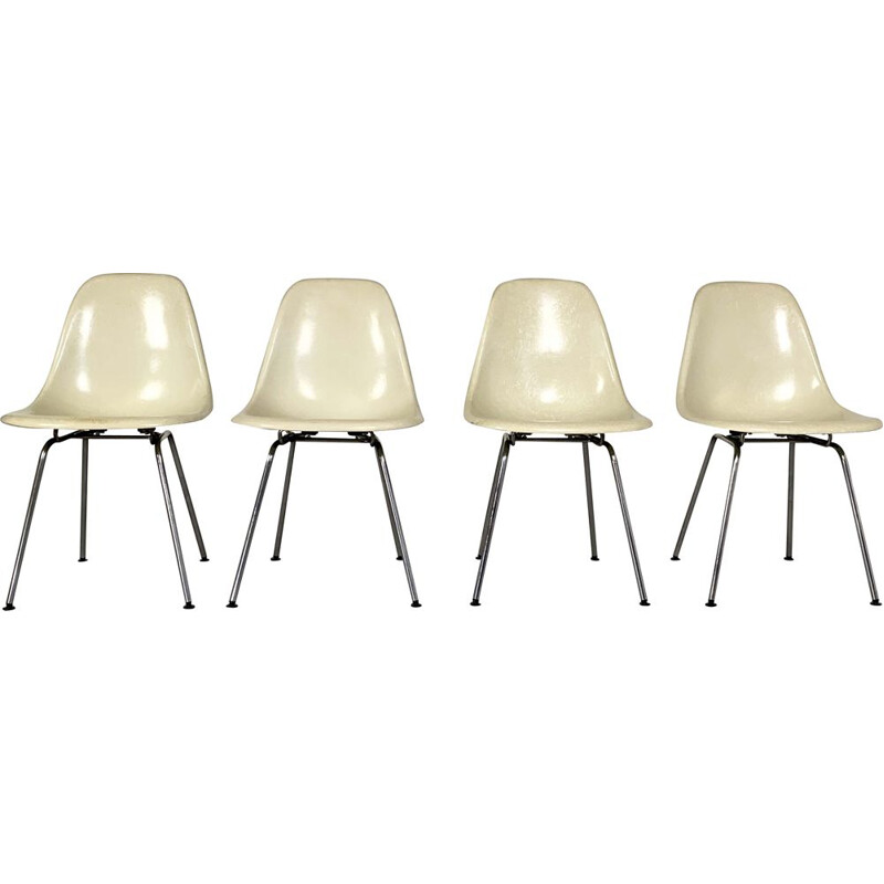 Set of 4 fiberglass vintage DSW chairs by Charles and Ray Eames for Herman Miller, 1980s