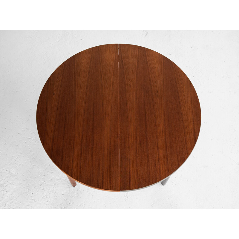 Midcentury Danish round dining table in teak with 2 extensions with border