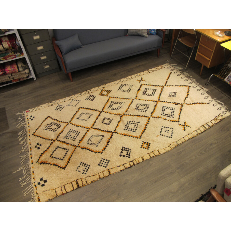 Très grand tapis berbère Azilal beige avec touche de bleu et orange - 1970