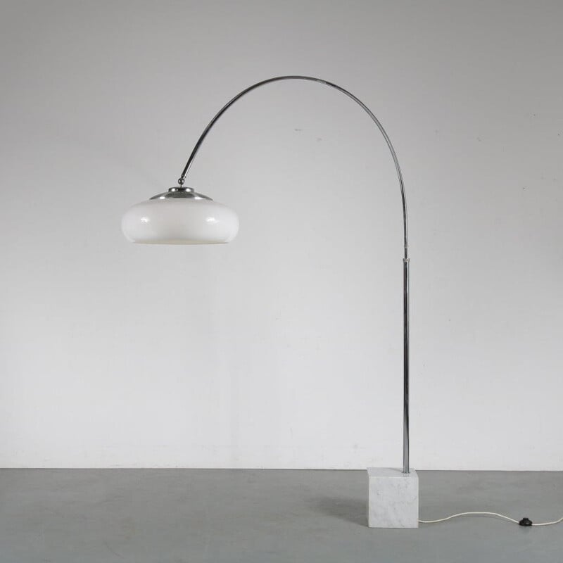 Lampe à grand arc conçue et fabriquée par Guzzini en Italie 1970