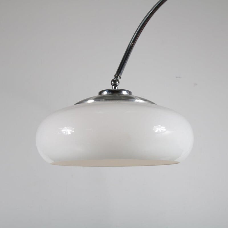 Lampe à grand arc conçue et fabriquée par Guzzini en Italie 1970