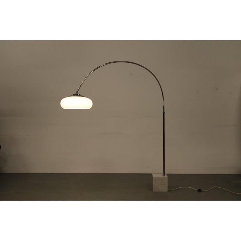 Lampe à grand arc conçue et fabriquée par Guzzini en Italie 1970