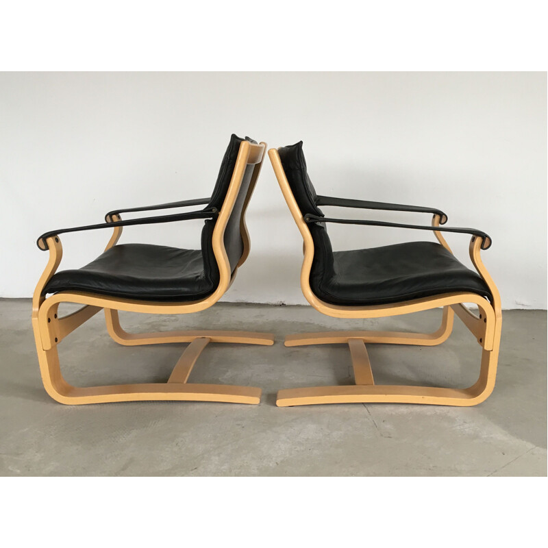 Paar vintage Ake Fribytter beukenhout en zwart lederen lounge stoelen van Nelo, 1970