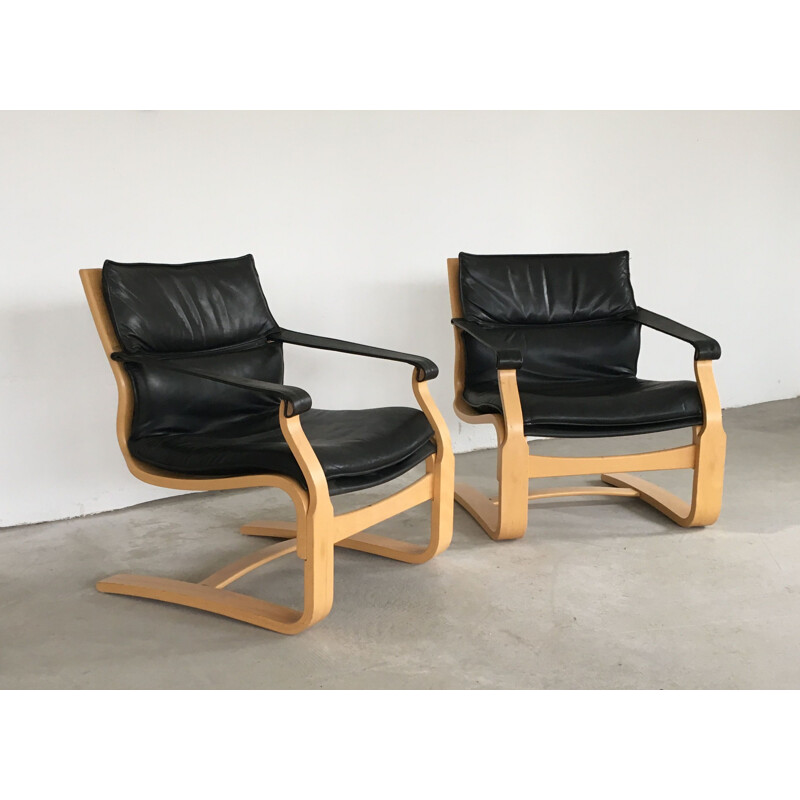 Paar vintage Ake Fribytter beukenhout en zwart lederen lounge stoelen van Nelo, 1970