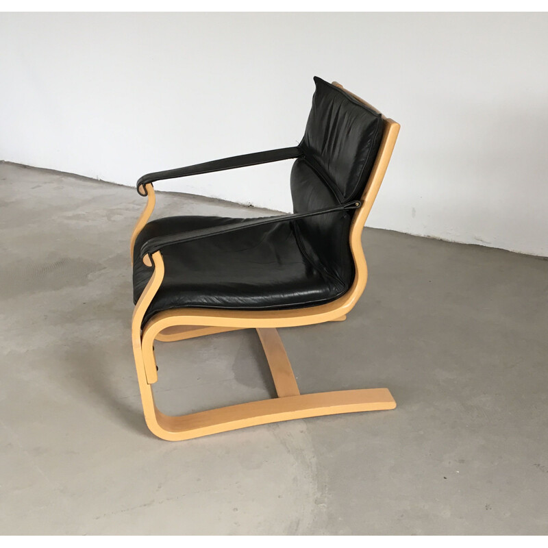 Paar vintage Ake Fribytter beukenhout en zwart lederen lounge stoelen van Nelo, 1970