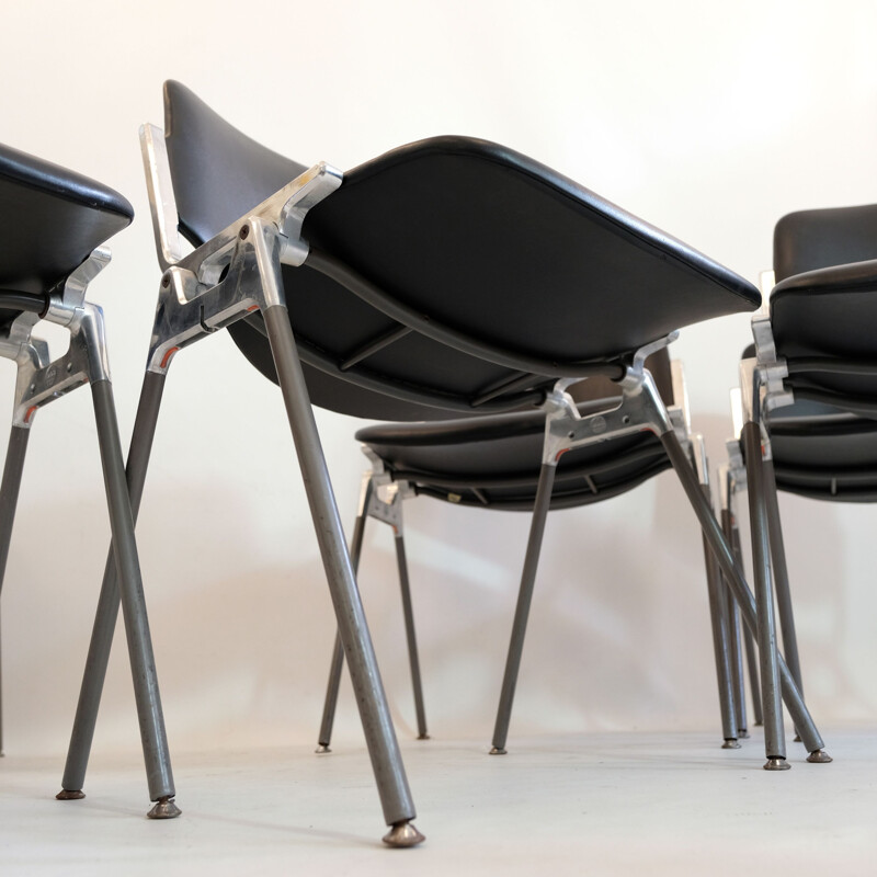 Suite de 6 chaises vintage DSC Axis 106, Giancarlo Piretti pour Castelli, 1960s.
