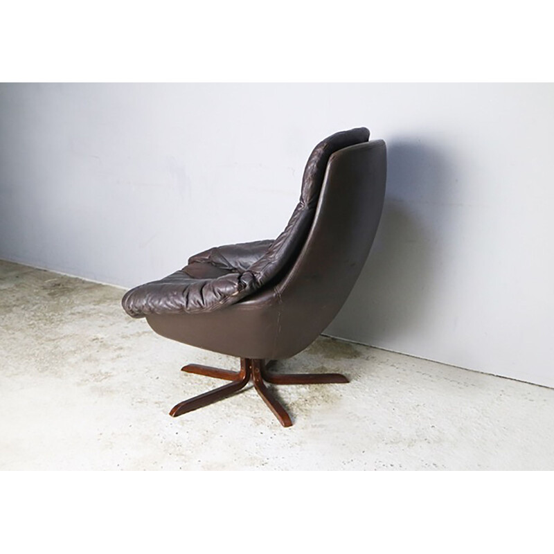 Vintage Danish brown leather swivel Lounge chair by H W Klein for Bramin