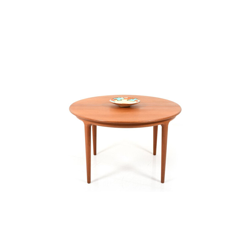 Round oval danish teak vintage dining table by Johannes Andersen for Uldum