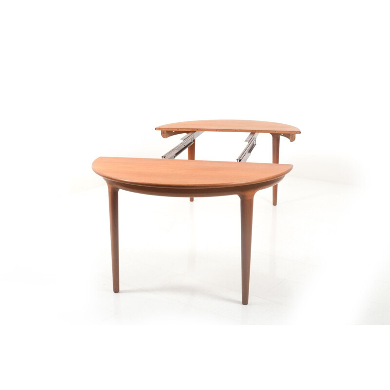 Round oval danish teak vintage dining table by Johannes Andersen for Uldum