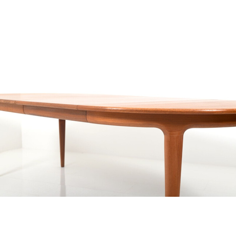 Round oval danish teak vintage dining table by Johannes Andersen for Uldum