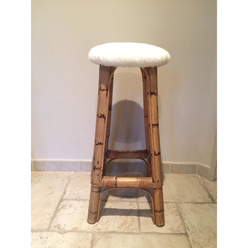 Paire de tabourets de bar en bambou vintage, assise en fausse fourrure blanche - 1960