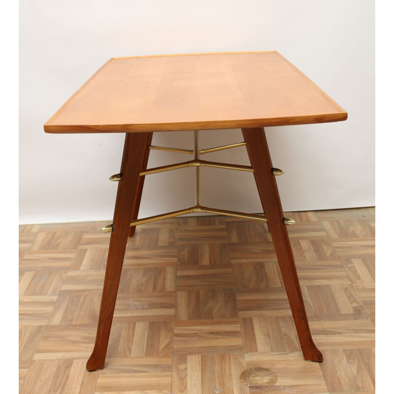 Mesa de centro vintage de madera de cerezo y latón, 1950