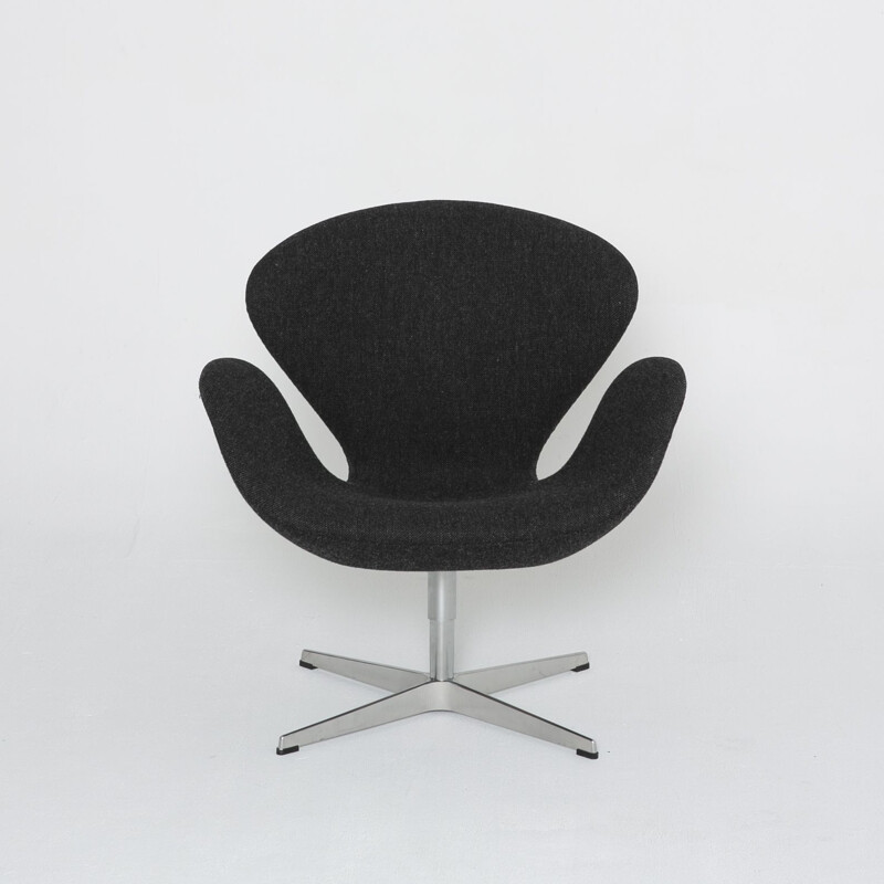 Vintage armchair model Swan Jacobsen by Arne Jacobsen Edition Fritz Hansen