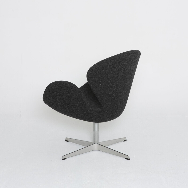 Vintage armchair model Swan Jacobsen by Arne Jacobsen Edition Fritz Hansen