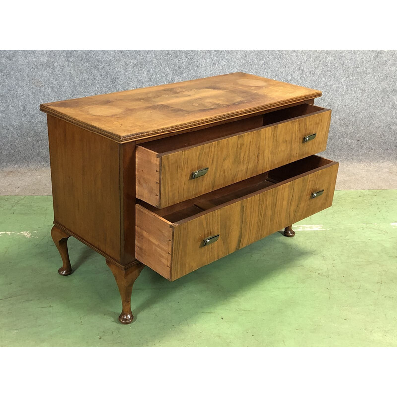 Petite commode vintage Chippendale en loupe de noyer