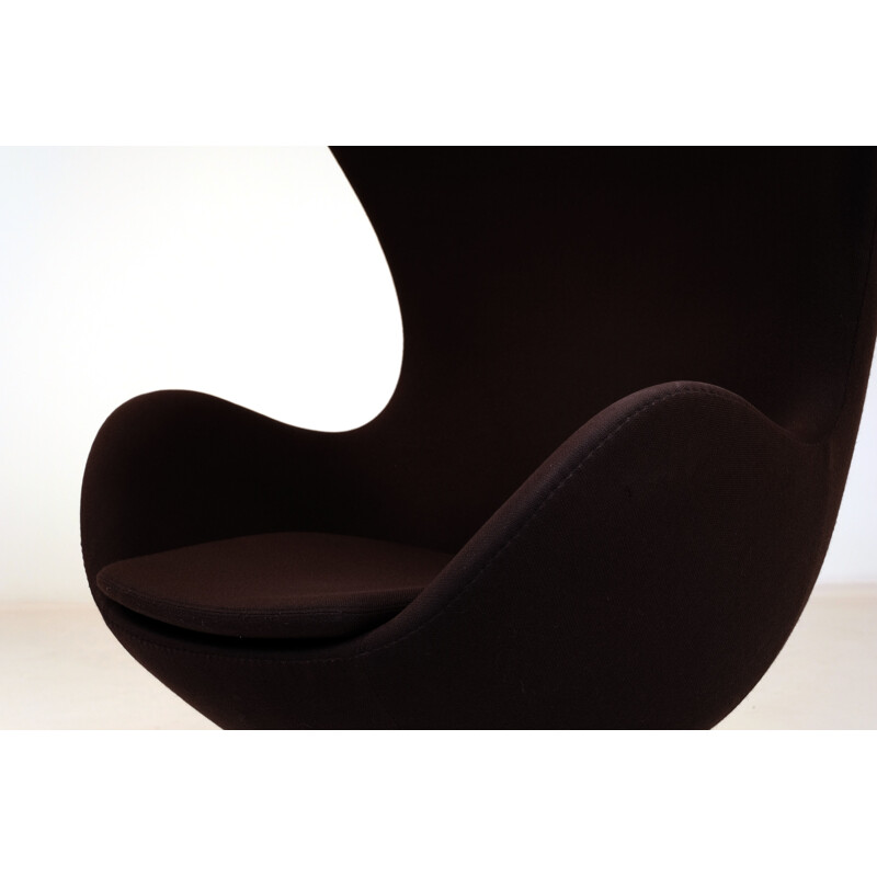 Fauteuil vintage Egg Arne Jacobsen, couleur chocolat, Fritz Hansen 2007