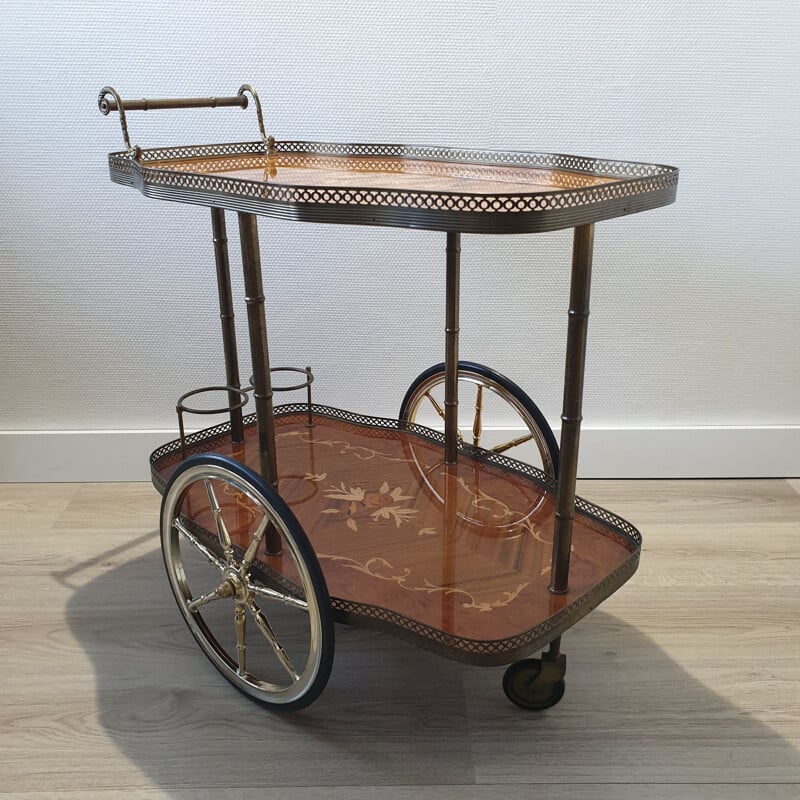 Chariot de bar vintage à roulettes italien en laiton avec incrustation en bois et faux bambou 1950
