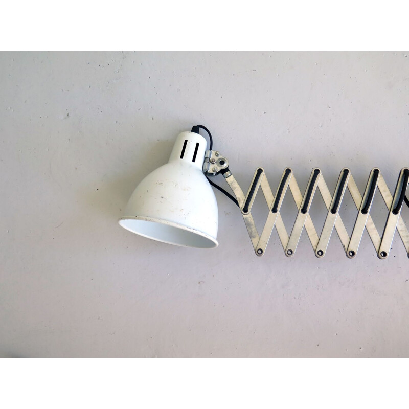 Extendable industrial wall lamp