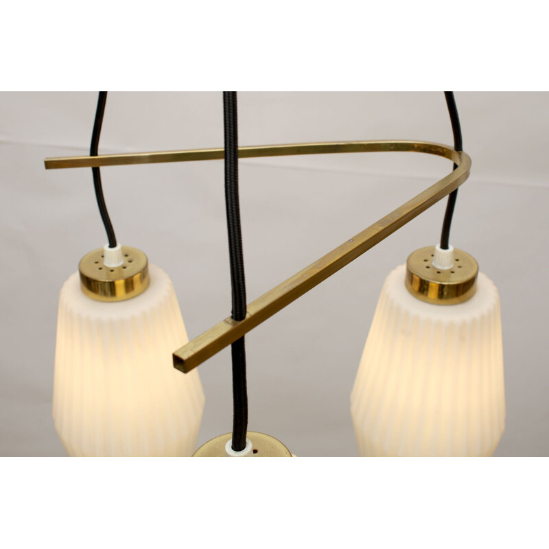 Lampadario italiano vintage in vetro opalino e ottone 1950