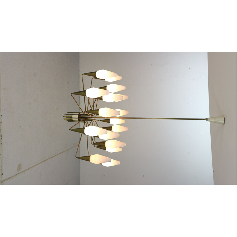 Lampadario italiano d'epoca in ottone e vetro opalino, 1960