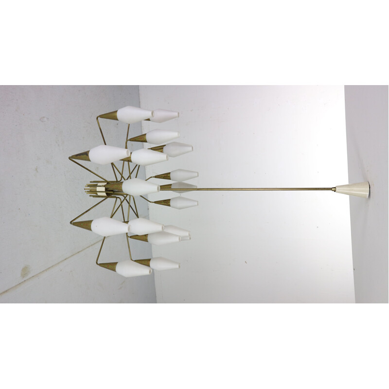 Lampadario italiano d'epoca in ottone e vetro opalino, 1960