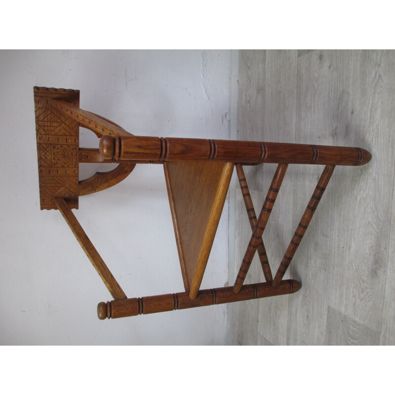 Silla vintage de roble con asiento triangular y rico tallado, 1960