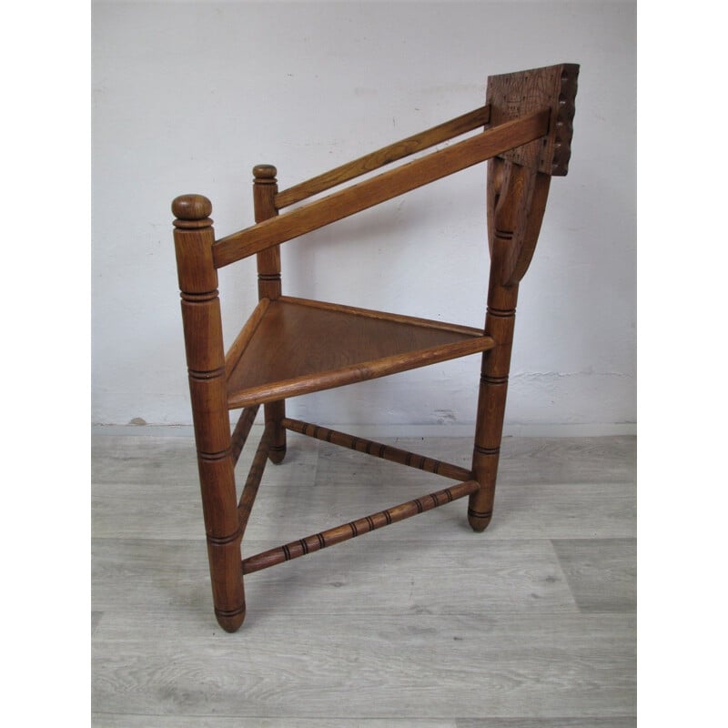 Vintage-Stuhl aus Eiche mit dreieckiger Sitzfläche und reicher Schnitzerei, 1960